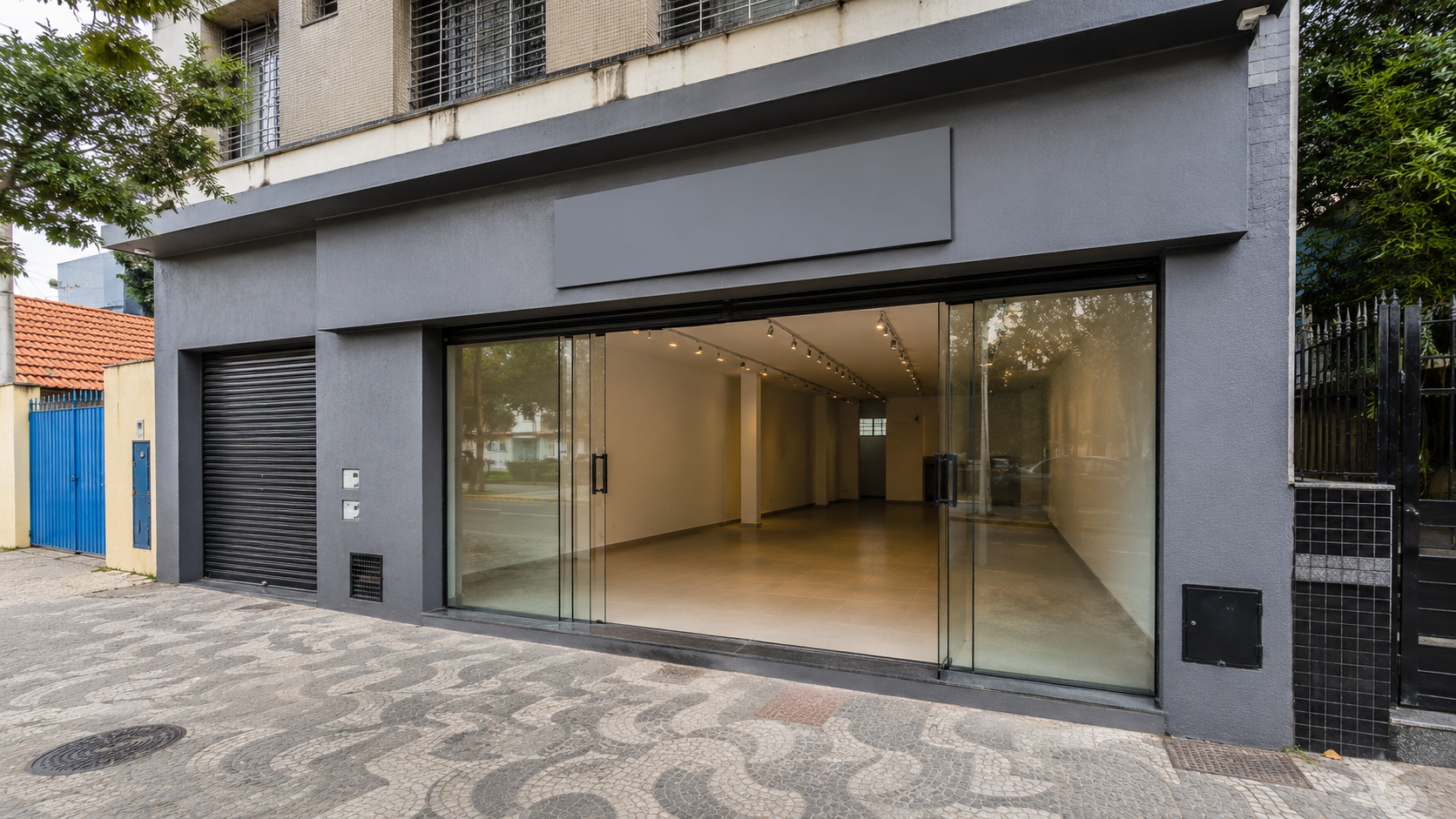 GRANDE SALA COMERCIAL COM VITRINE